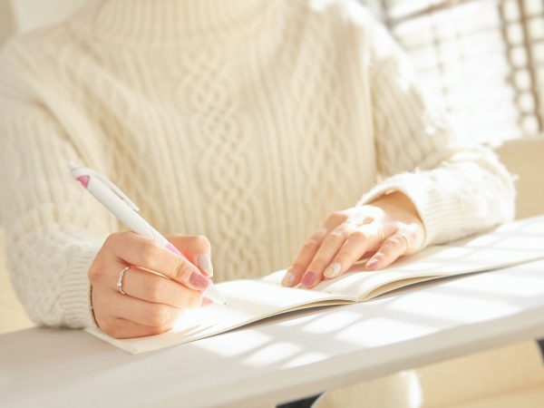 文字を書く女性