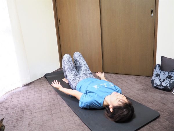 2021年はじまりの朝に！寝たままでユル気持ちいい「肩・背中」ストレッチ