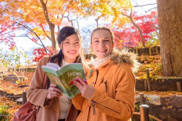 外国人を案内する日本人女性