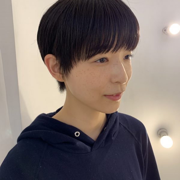 ショートヘアの女性