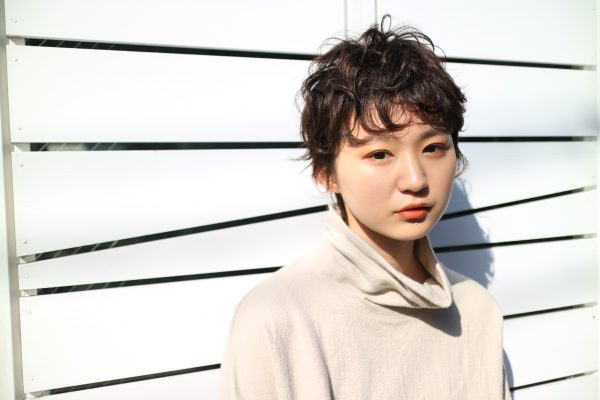 ショートヘアの女性