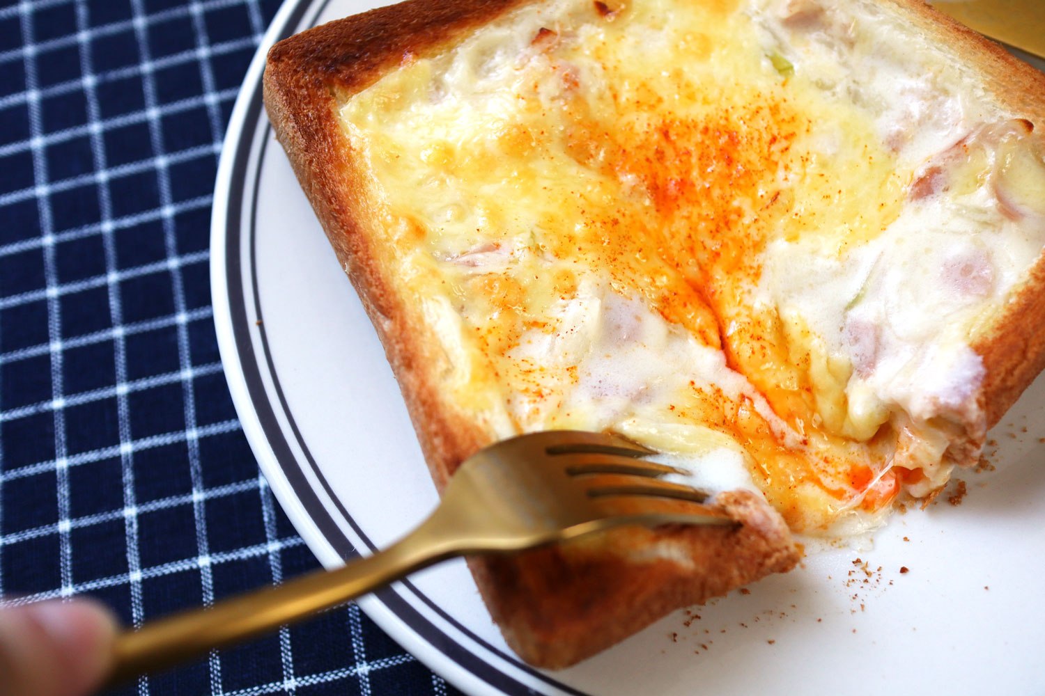 失敗なし！レンジホワイトソースで簡単「グラタントースト」
