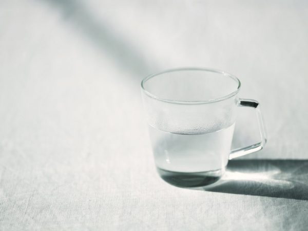 朝の白湯に”ちょい足し”！美容効果をアップする白湯レシピ3選by美容家 飯塚美香