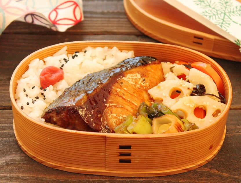 2品で簡単おせち弁当♪「ぶりとねぎの照り焼き」「レンジ紅白ナムル」