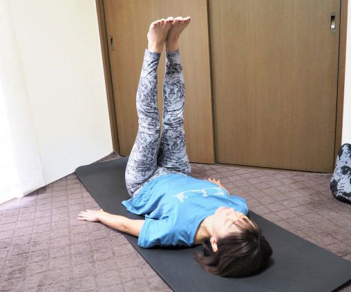 立ったまま靴のかかとが直せる？しなやかな「ハムストリング」を作る朝ストレッチ