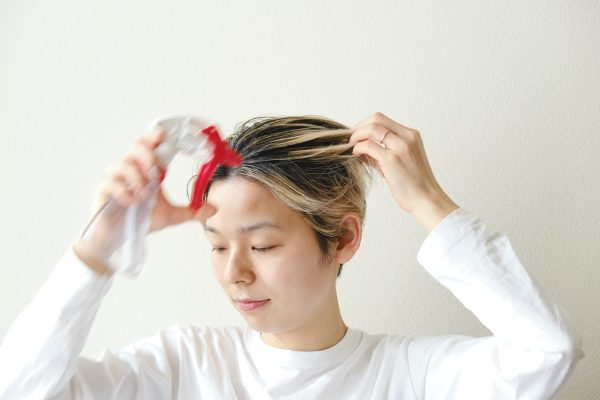 ヘアケアする森本さん