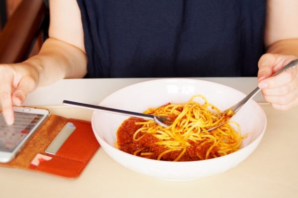 パスタを食べる女性