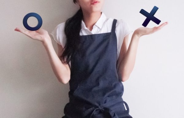 比べる女性