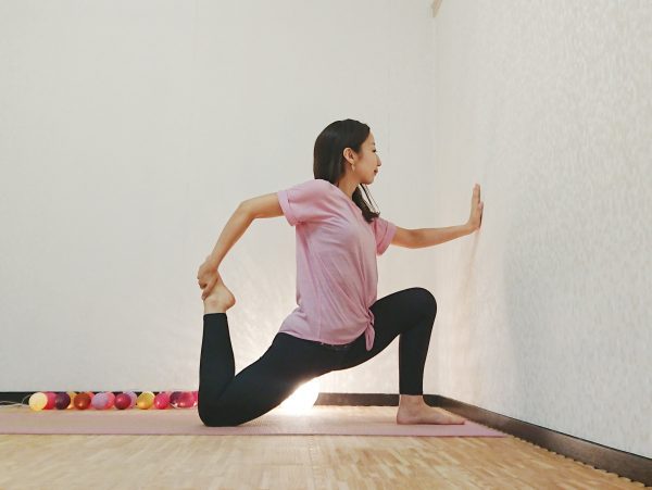 美脚効果あり!太ももの前側を伸ばすヨガ「大腿四頭筋ストレッチ」bykayoさん