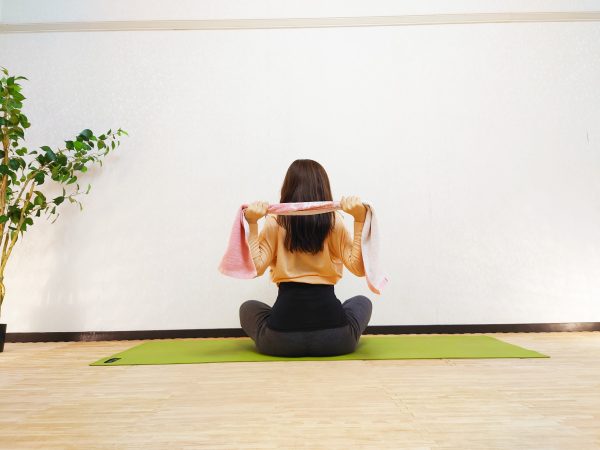 タオルを使って簡単♪猫背&肩こりを解消する「肩甲骨体操」