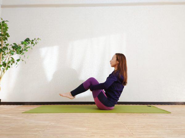 引き締まった美くびれをつくる!腹斜筋を刺激する「舟のポーズ」トレーニング