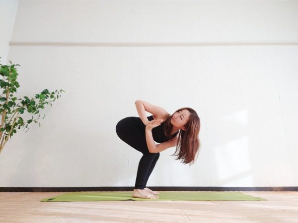 ヨガで腸活！ねじって腸を刺激する「腰かけねじりのポーズ」