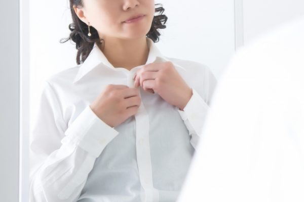 着替える女性