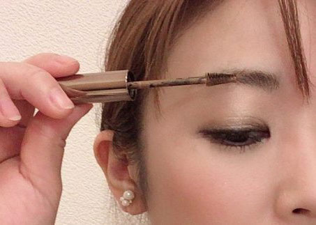 “眉がイマイチ…”を3ステップで解決！「眉マスカラ」の正しい塗り方