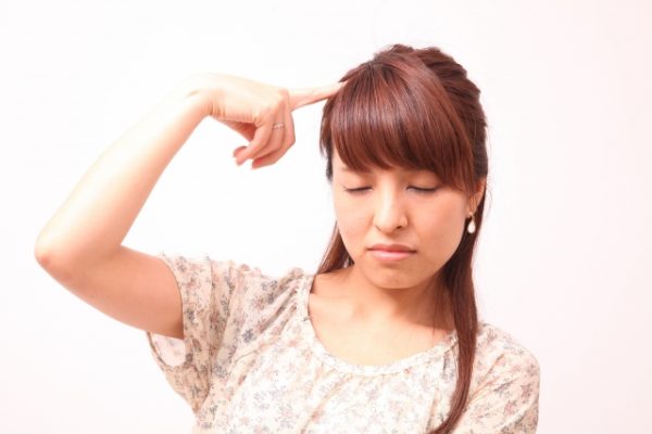 首を傾げる女性