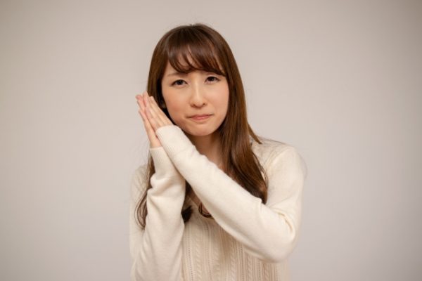 ごめんねと謝る女性