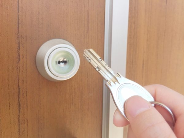 「鍵をかける」を英語で言うと？