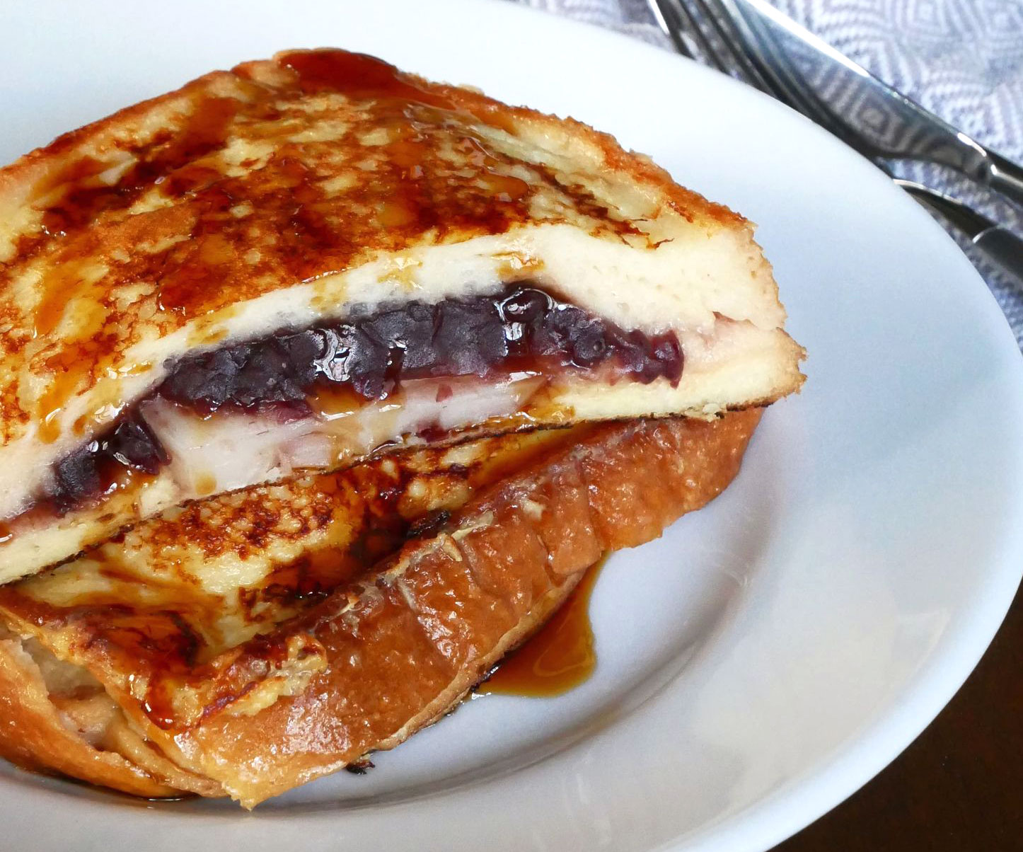 食パンにはさんで漬けて焼くだけ！簡単「あん餅フレンチトースト」