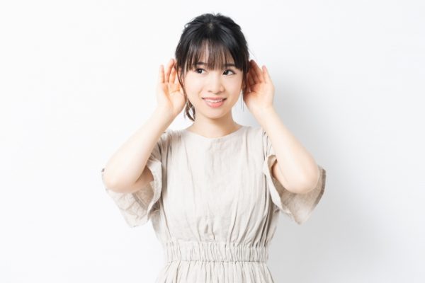 聞く耳を立てる女性