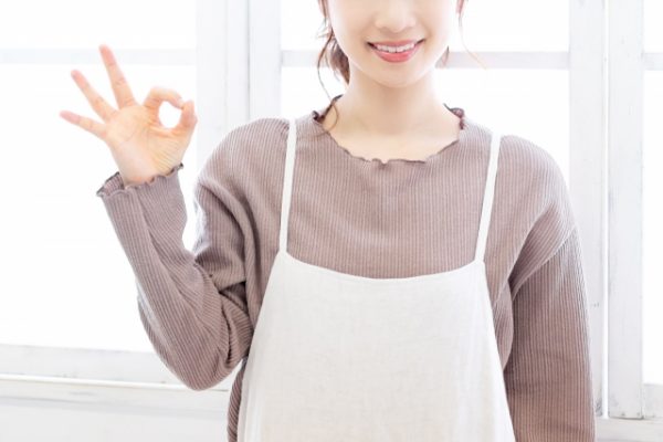 okサインを出す女性