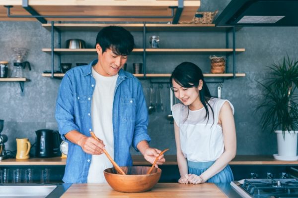 帰宅後に料理するカップル
