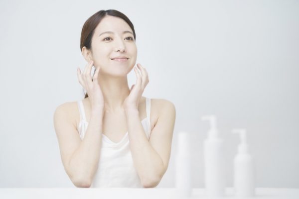 スキンケア中の女性