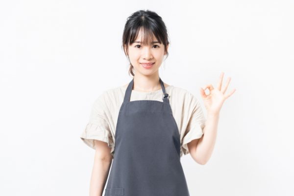 OKサインする女性