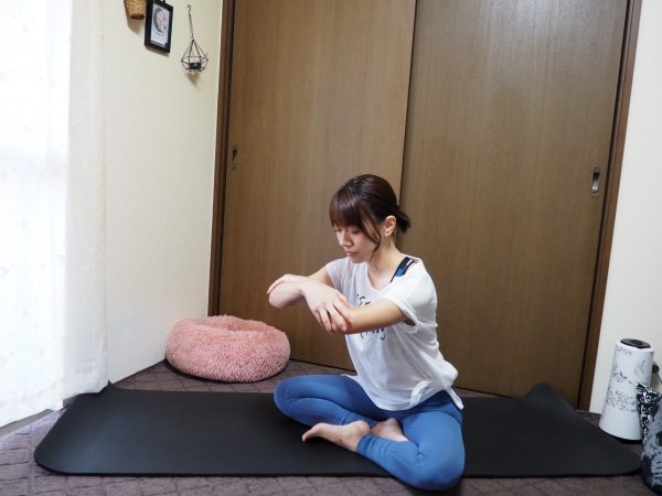「丸い背中と縮んだお腹」を伸ばすエクササイズ