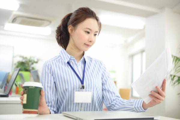 資料に目を通す女性