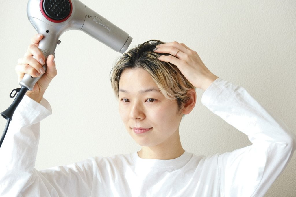 ドライヤーで髪を乾かす森本さん