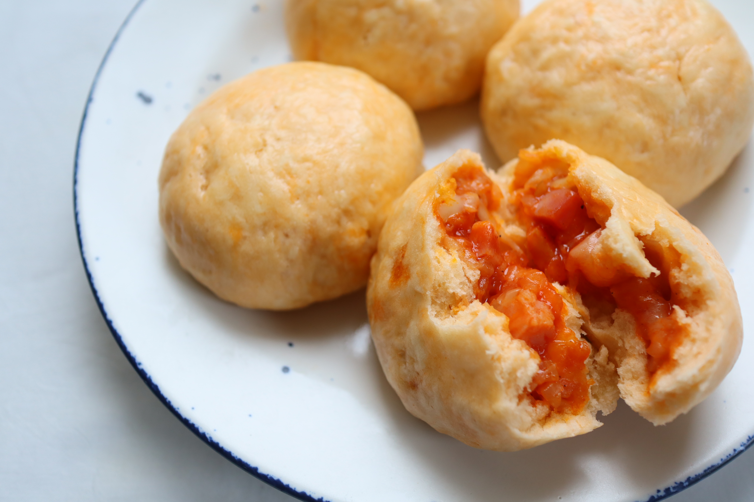 フライパンで簡単！イーストも蒸し器もいらない「自家製焼きピザまん」