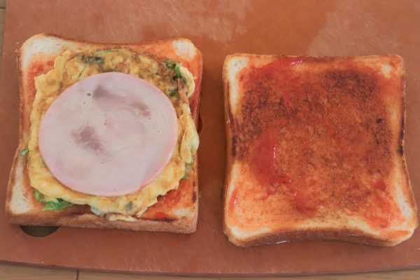 韓国の屋台グルメを再現!甘い味つけにハマる「オムレツハムサンド」