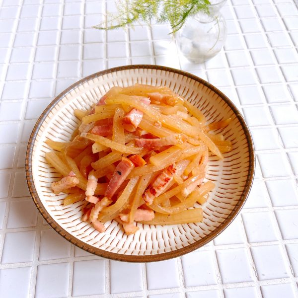 ご飯が進むバター醤油味!簡単「大根とベーコンのきんぴら」の作り置き