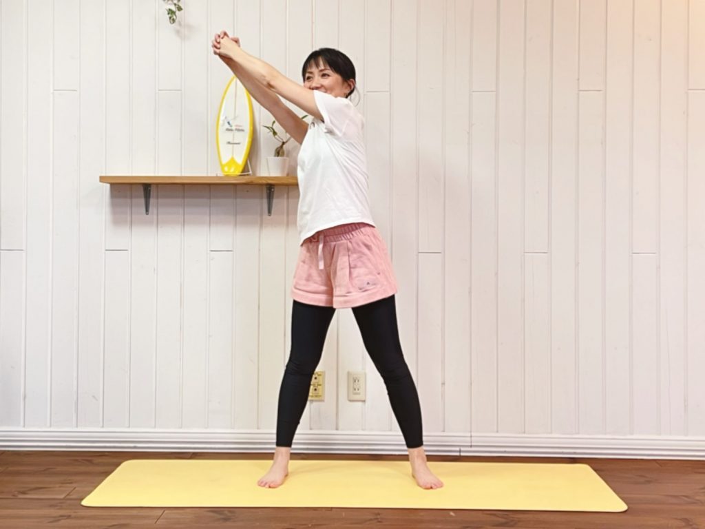 姿勢がスッキリ!肩こりや猫背を解消する「サンシャイン・サークル・ストレッチ」♪