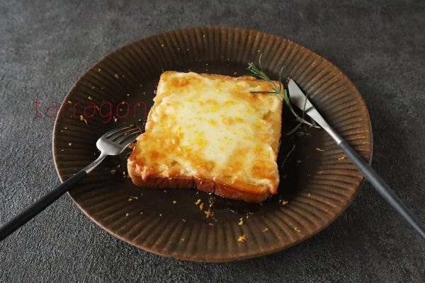 甘塩っぱさがクセになる!簡単「はちみつレモンチーズトースト」♪