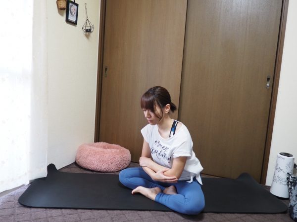 「丸い背中と縮んだお腹」を伸ばすエクササイズ