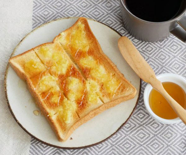 食パンに塗って焼くだけ！簡単「生姜はちみつトースト」