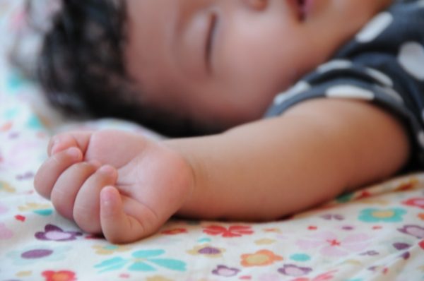 眠る子供