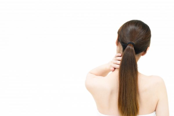 首を抑える女性