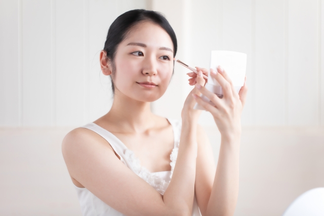 簡単なのにきちんと感♪「アイライナー」を使わず目を大きく見せるメイク術