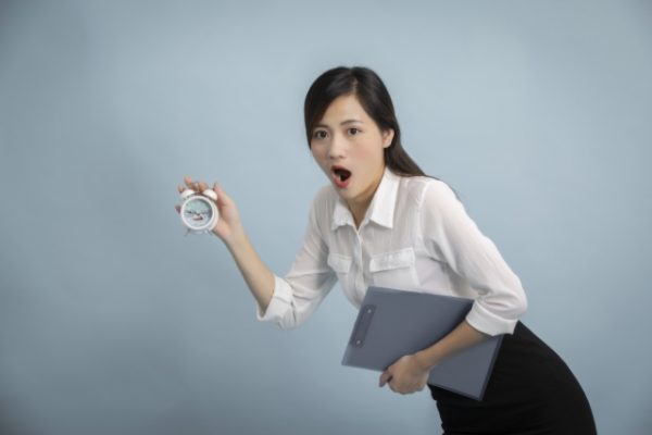 「遅刻する」を英語で言うと?