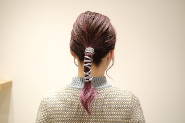 ぐるぐる巻くだけでこなれ感アップ!300円アイテムで簡単ヘアアレンジ術♪