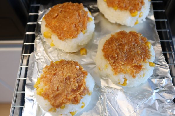 簡単“こく味噌”を塗って焼くだけ!「味噌バターコーン焼きおにぎり」