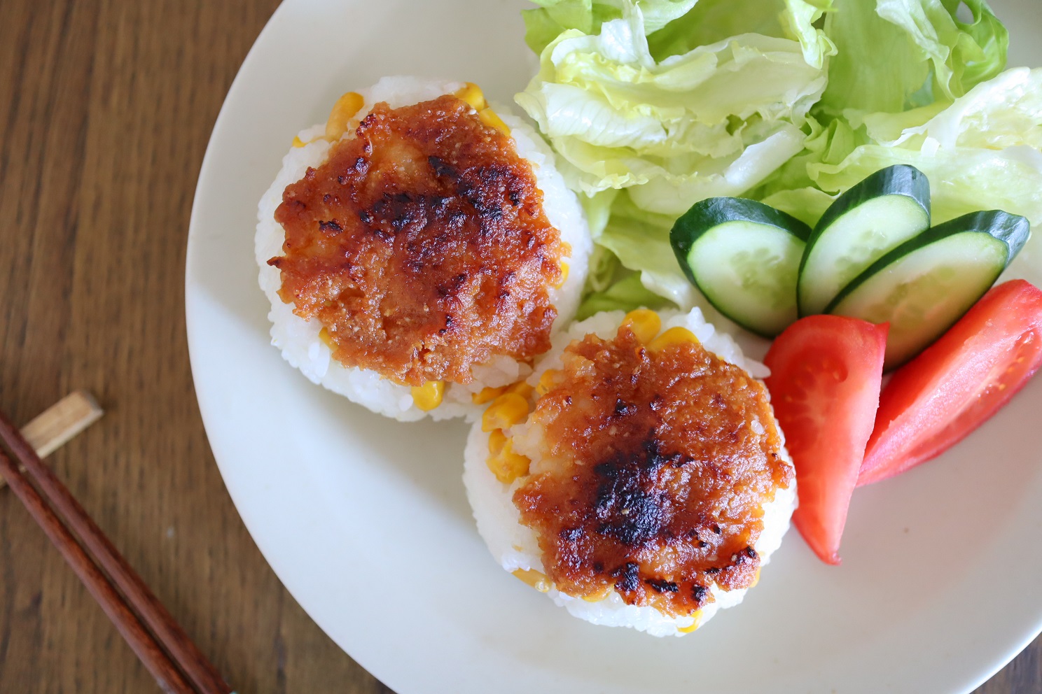 簡単“こく味噌”を塗って焼くだけ！「味噌バターコーン焼きおにぎり」