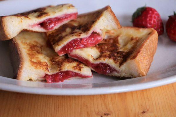 レンジで作る贅沢ジャムがとろ~り!簡単「いちごフレンチトースト」