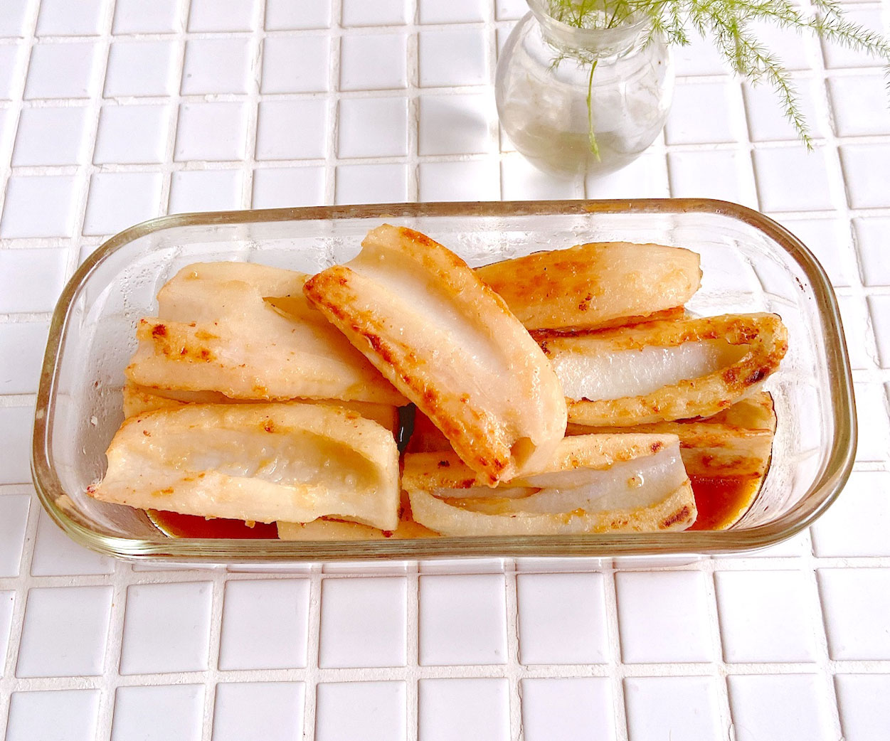 縦カットでサクサク！揚げずに簡単「れんこんの焼き浸し」の作り置き