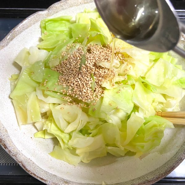 材料はこれだけ!レンジで簡単「春キャベツのナムル」の作り置き