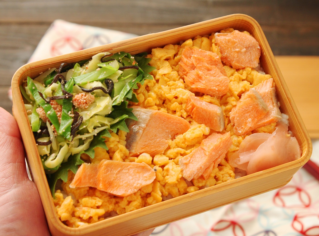 レンジ活用で簡単！「塩鮭と炒り卵のお寿司」「明太キャベツ」2品弁当
