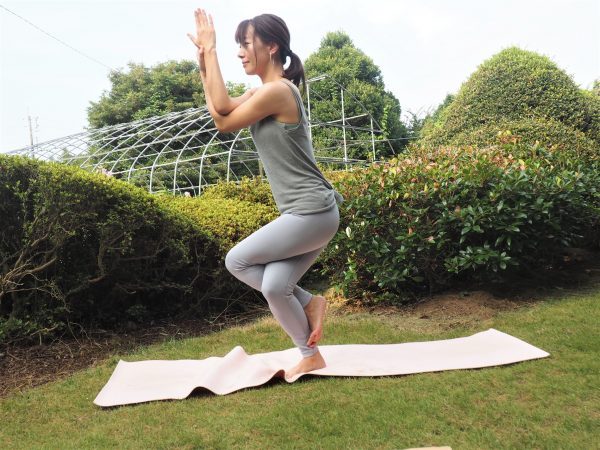 ひざが開いていたら要注意!骨盤の歪みにも効く「内もも引き締め」ポーズ