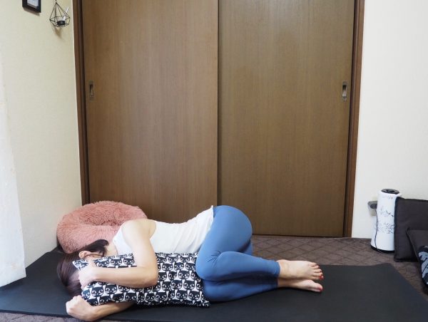 寝付けない夜に!背中を丸めて緊張をほぐす「横向きの胎児のポーズ」